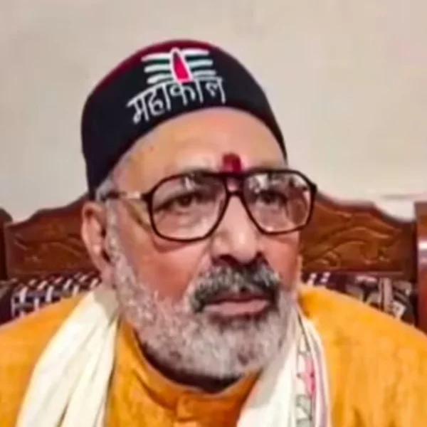 Union Minister Giriraj Singh : Mans tries to punch in an event in Bihar