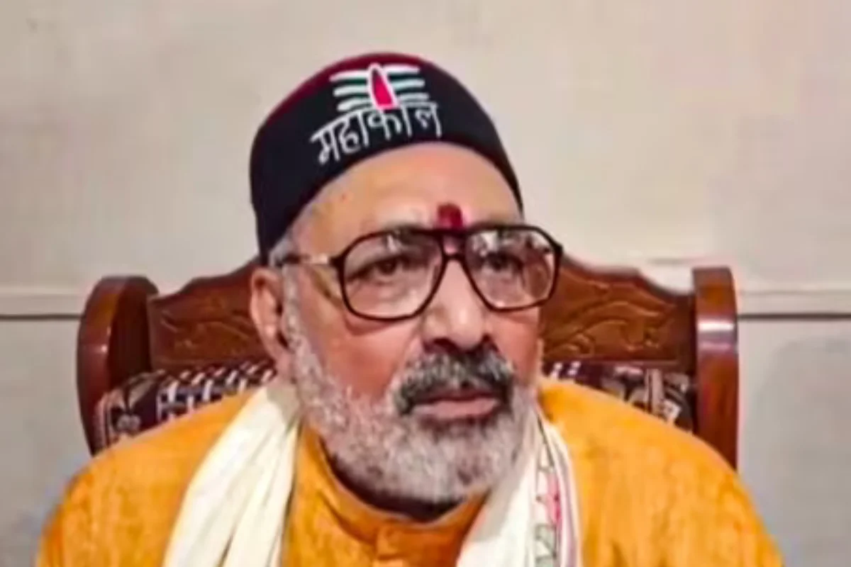 Union Minister Giriraj Singh : Mans tries to punch in an event in Bihar